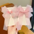 Par de delicadas pinzas para el cabello con lazo de mariposa de organza rosa para niñas - Set de dos piezas / Mariposa de Gasa y Bordada Rosa