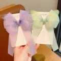 Par de elegantes pinzas para el cabello con lazo de mariposa morado y verde para niñas - Set de dos piezas / Mariposa de Gasa Púrpura y Verde