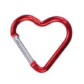 Primo piano dettaglio del moschettone a cuore in alluminio rosso con cancello a molla argentato. - Rosso