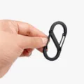 Moschettone in alluminio nero a forma di S, portachiavi da esterno resistente e gancio per zaino. - Nero Elettroforetico