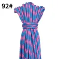 Gedetailleerde close-up van de roze en blauwe 4 mm paracordbundel, heldere geweven textuur. - Stijl 92