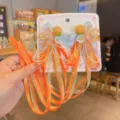 Vista detallada de pinzas para el cabello Hanfu con flores naranjas y cintas largas. - Pack de 1 par / Belleza Floral (25)