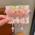 Primer plano detallado de pinzas para el cabello con flores rosas y cuentas en tarjeta. - Rosa Yanxi