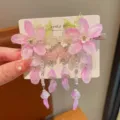 Primer plano detallado de pinzas para el cabello Hanfu con flores rosas y perlas colgantes. - Púrpura Yanxi