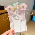 Detalle de horquillas de flores Hanfu rosas con largos lazos de cinta y cuentas - Rosa de Sueño