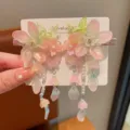 Elegantes pinzas para el pelo estilo Hanfu con flores rosas y borlas de perlas - Rosa Claro