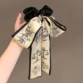 Chouchou en satin vintage français avec long ruban floral pour une coiffure élégante - Chouchou Élégant avec Ruban / Jaune Abricot