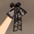 Élastique à cheveux chic en satin noir avec imprimé floral vintage et longs rubans - Chouchou Élégant avec Ruban / Noir