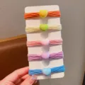 Dettaglio di un set di cinque elastici per capelli colorati con ciondoli a cuore - 五件套(糖果色爱心) / 5 Pezzi
