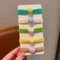 Vista dettagliata di elastici colorati a forma di cuore per bambine su cartoncino. - 五件套(森绿色爱心) / 5 Pezzi