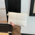 Minimalistische weiße gesteppte Puffer-Nylon-Clutch und Make-up-Tasche für Damen - Weiß