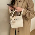 Beige Leder Eimertasche mit silbernem Schloss und süßem Teddybär-Taschenanhänger - Mit Anhänger / Weiß
