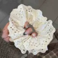 Elegante scrunchie de encaje crema estilo ballet para accesorios de peinado. - Doble Capa Blanco Roto