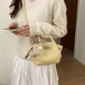 Klassische gelbe Eimertasche aus weichem Leder mit niedlichem Plüsch-Anhänger für Damen - Mit Anhänger / Gelb