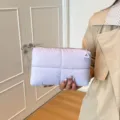 Elegante lavendelfarbene gesteppte Puffer-Clutch aus weichem, gepolstertem Nylon für Damen - Lila