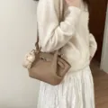 Retro-Eimer-Tasche aus khakifarbenem Leder mit Kordelzug, Metallschnalle und Lamm-Anhänger - Mit Anhänger / Khaki