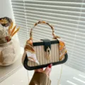 Elegante piccola borsa box in paglia intrecciata con finiture nere e manico foulard - Nero
