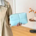 Hellblaue gesteppte Kosmetiktasche aus Nylon mit minimalistischem Reißverschluss Design - Blau
