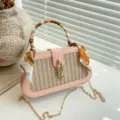 Elegante borsa a mano in paglia intrecciata rosa con tracolla a catena e manico in seta - Rosa