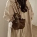 Braune Vintage-Beuteltasche aus weichem Leder mit flauschigem Anhänger - Mit Anhänger / Kaffeebraun