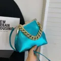 Stilvolle türkise Lackleder Handtasche mit klobiger Goldkette und Klippverschluss Design - Blau