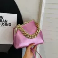 Schicke rosa Umhängetasche mit Litschi-Muster und markanter goldener Gliederkette - Fuchsia
