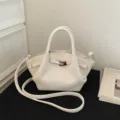 Minimalistische weiße Eimertasche aus genarbtem Leder mit silberner Gürtelschnalle - Einzelne Tasche / Weiß