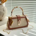 Elegante borsa a scatola in paglia intrecciata con finiture in pelle marrone e seta. - Marrone