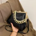 Elegante schwarze Handtasche mit Lychee-Muster und dicker goldener Kette. - Schwarz