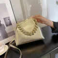Χρυσή τσάντα από λουστρίνι με χοντρή αλυσίδα και ρυθμιζόμενο λουράκι ώμου - Χρυσό