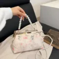 Elegante Kussmund-Tasche mit Schmetterlingsstickerei und Perlengriff für den Abend - Schmetterling und Blumen Stil (Stil 4)