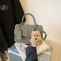Bolso bandolera vintage gris con solapa de patchwork y amuleto de perro de peluche - Con Colgante / Verde