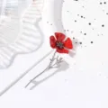 Makroaufnahme einer kreativen 3D-Brosche mit roter Emaille-Blume und silbernem Legierungsstiel - Blumenbrosche (XZ343) / Silber
