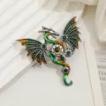 Primo piano di una spilla a forma di drago volante vintage con smalto verde e oro. - Verde (XZ361)