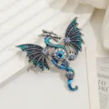 Primo piano di spilla drago vintage in smalto con cristalli blu e occhio steampunk - Blu (XZ361)