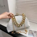 Elegante weiße gefaltete Muscheltasche mit dicker Goldkette und schmalem Schulterriemen - Weiß