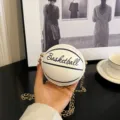Stilvolle weiße PU Mini-Umhängetasche in Basketballform mit goldener Kette für Kinder - Weiß