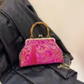 Vintage Handtasche mit Fuchsia-Paisley-Muster, Bambusgriff und eleganter Seidenquaste - Fuchsia