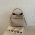 Elegante khakifarbene Eimertasche mit Narbenleder, Riemenschloss und Schultergurt. - Einzelne Tasche / Khaki