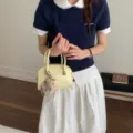 Bolso de mano tipo almohada en color caramelo amarillo suave para moda casual mujer. - Con Llavero / Amarillo