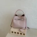 Elegante hellrosa Eimer-Tasche aus Leder mit Lychee-Muster und silbernem Verschluss - Einzelne Tasche / Rosa