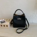 Elegante schwarze Eimer-Tasche aus genarbtem Leder mit Silberverschluss und Umhängeriemen - Einzelne Tasche / Schwarz