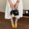 Elegante bolso de mano negro de piel suave con peluche - Con Llavero / Negro