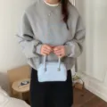 Minimalistische hellblaue Kissen-Handtasche aus weichem Leder mit Silberdetails - Einzelne Tasche / Blau