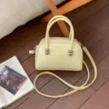 Elegante buttergelbe Damen-Pillow-Bag mit silbernen Beschlägen - Einzelne Tasche / Gelb
