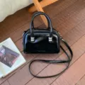 Lässige schwarze glänzende Handtasche für Damen in Kissenform - Einzelne Tasche / Schwarz