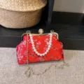 Rote bestickte Abendtasche mit Pfirsichblütenmuster und einem eleganten Perlen-Handgriff - Pfirsichblüten-Stickerei-Stil / Fuchsia