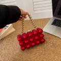 Elegante rote Acryl-Clutch mit Blasenmuster und goldener Perlenkette - Rot