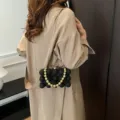 Elegante schwarze Abendtasche mit Blasenstruktur, Goldperlen-Griff und Kette - Schwarz