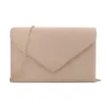 Nahaufnahme einer eleganten aprikosenfarbenen Wildleder-Clutch mit goldener V-Kante - Standardausführung / Nude